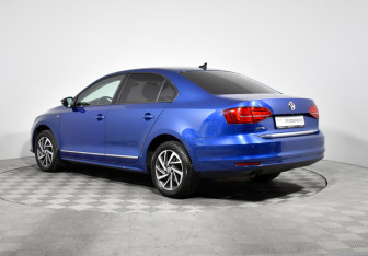Подержанный автомобиль Volkswagen Jetta Sedan 2018 года (7 фото)