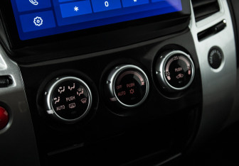 Подержанный автомобиль Mitsubishi Pajero Sport 2013 года (16 фото)