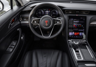 Подержанный автомобиль Hongqi H5 2023 года (14 фото)