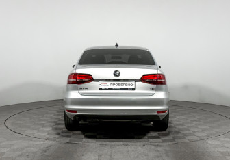 Подержанный автомобиль Volkswagen Jetta Sedan 2018 года (6 фото)