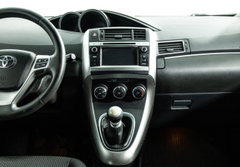 Подержанный автомобиль Toyota Verso 2013 года (14 фото)