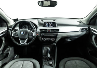 Подержанный автомобиль BMW X1 2017 года (13 фото)