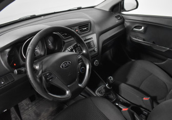 Подержанный автомобиль Kia Rio Hatchback 2016 года (9 фото)