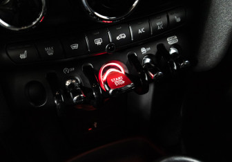 Подержанный автомобиль MINI Hatch 2020 года (16 фото)