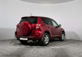 Подержанный автомобиль Toyota RAV4 2010 года (5 фото)
