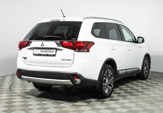 Подержанный автомобиль Mitsubishi Outlander 2015 года (5 фото)