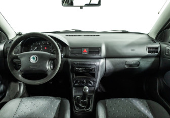 Подержанный автомобиль Skoda Octavia Liftback 2008 года (13 фото)