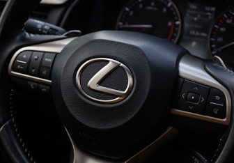 Подержанный автомобиль Lexus RX 2022 года (12 фото)