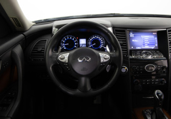 Подержанный автомобиль Infiniti QX70 2013 года (10 фото)