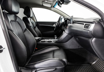Подержанный автомобиль Genesis G70 2019 года (22 фото)
