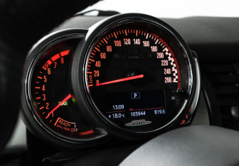 Подержанный автомобиль MINI Hatch 2019 года (12 фото)