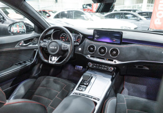 Подержанный автомобиль Kia Stinger 2023 года (16 фото)