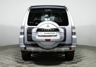 Подержанный автомобиль Mitsubishi Pajero 2010 года (6 фото)