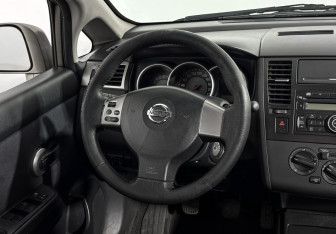 Подержанный автомобиль Nissan Tiida Sedan 2008 года (16 фото)