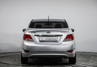 Подержанный автомобиль Hyundai Solaris Sedan 2012 года (6 фото)