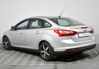 Подержанный автомобиль Ford Focus Sedan 2011 года (7 фото)