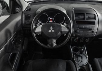 Подержанный автомобиль Mitsubishi ASX 2011 года (11 фото)