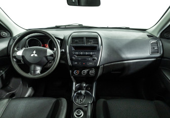 Подержанный автомобиль Mitsubishi ASX 2011 года (13 фото)