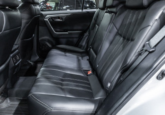 Подержанный автомобиль Toyota RAV4 2021 года (12 фото)