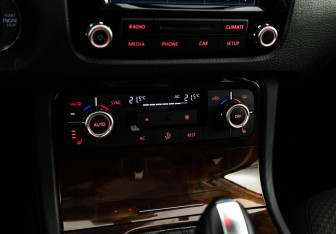 Подержанный автомобиль Volkswagen Touareg 2012 года (15 фото)