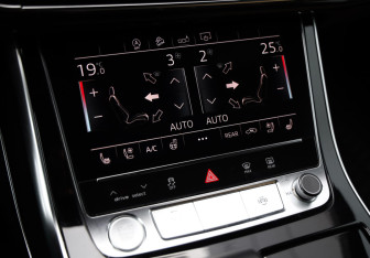 Подержанный автомобиль Audi Q8 2018 года (18 фото)