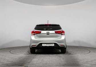 Подержанный автомобиль Kia Rio Hatchback 2015 года (6 фото)