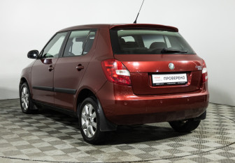 Подержанный автомобиль Skoda Fabia Hatchback 2008 года (7 фото)