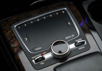 Подержанный автомобиль Audi Q7 2015 года (26 фото)