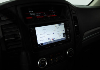 Подержанный автомобиль Mitsubishi Pajero 2013 года (16 фото)
