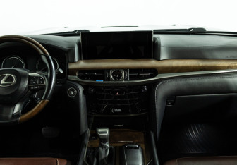 Подержанный автомобиль Lexus LX 2018 года (14 фото)