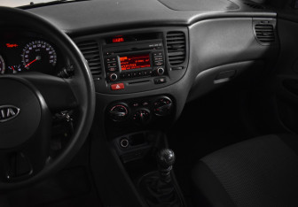 Подержанный автомобиль Kia Rio Hatchback 2010 года (17 фото)