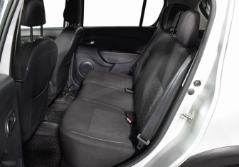 Подержанный автомобиль Renault Sandero 2016 года (11 фото)