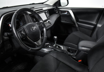 Подержанный автомобиль Toyota RAV4 2017 года (9 фото)