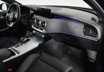 Подержанный автомобиль Kia Stinger 2023 года (13 фото)