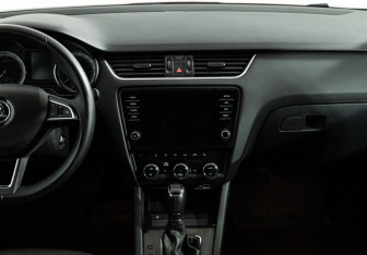 Подержанный автомобиль Skoda Octavia Liftback 2017 года (14 фото)