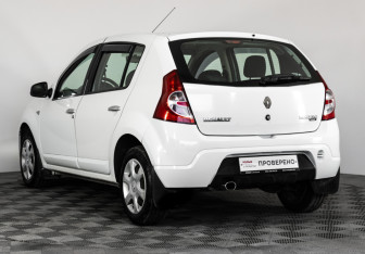 Подержанный автомобиль Renault Sandero 2013 года (7 фото)