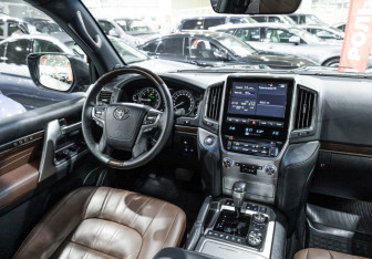 Подержанный автомобиль Toyota Land Cruiser Suv 2019 года (15 фото)
