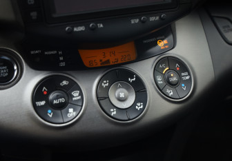 Подержанный автомобиль Toyota RAV4 2012 года (18 фото)