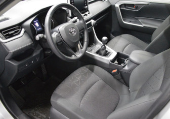 Подержанный автомобиль Toyota RAV4 2020 года (10 фото)