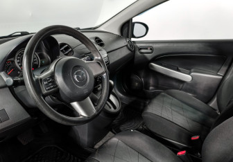 Подержанный автомобиль Mazda 2 Hatchback 2012 года (9 фото)