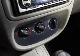 Подержанный автомобиль Renault Symbol 2003 года (13 фото)