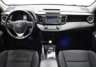 Подержанный автомобиль Toyota RAV4 2017 года (14 фото)