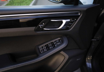 Подержанный автомобиль Porsche Macan 2014 года (21 фото)
