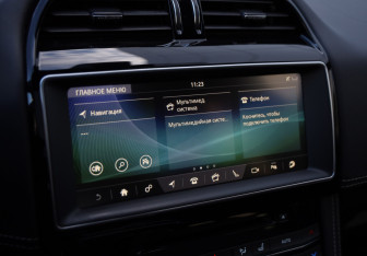 Подержанный автомобиль Jaguar F-Pace 2017 года (14 фото)