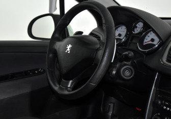 Подержанный автомобиль Peugeot 207 Hatchback 2010 года (15 фото)