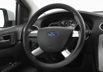 Подержанный автомобиль Ford Focus Sedan 2011 года (14 фото)