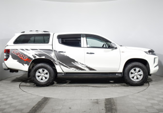 Подержанный автомобиль Mitsubishi L200 2022 года (4 фото)