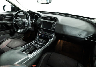 Подержанный автомобиль Jaguar XE 2016 года (9 фото)