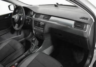 Подержанный автомобиль Skoda Rapid Liftback 2014 года (12 фото)