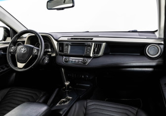 Подержанный автомобиль Toyota RAV4 2014 года (9 фото)
